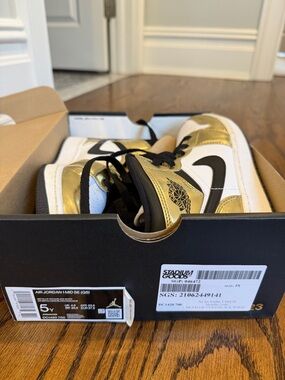 Jordan Kids Sneakers in Gold, White & Black